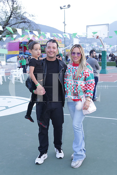David Pérez Salinas, Milena Pérez Salinas y Vivi Villarreal de Pérez Salinas 0