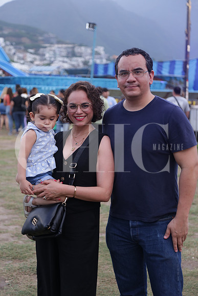 Regina Becerra, Luz Barba y Ernesto Becerra 1