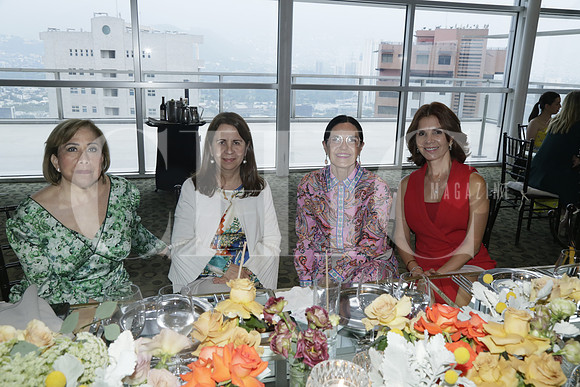 Lucy Galindo de Morales, María Lucrecia Decrecenzo, Carolina Cervera de Bolio y Alma Vargas de Guerra