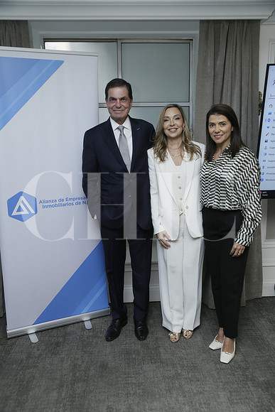 Mauricio Marcos , Janette Lamas de De la Garza y Clara Londoño