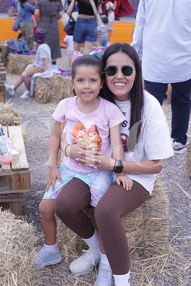 Andrea de los Santos y Julia Albulu 0
