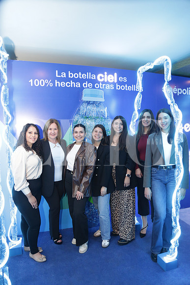 Laura Caballero, Yolanda Lozano, Sofia Lozano, Pamela Peña, Ivette Guevara, Patricia Leal y Nancy Pérez 1