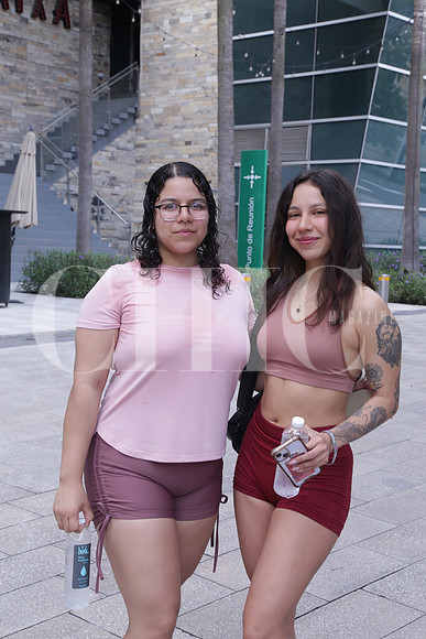 Angela Olivaeres y Paula Olivares 0