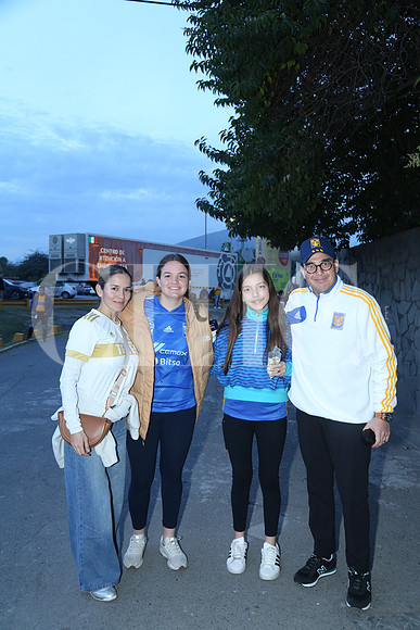 Cristi Valdéz, Ana Cristina López, Sofia López y José Francisco López 1