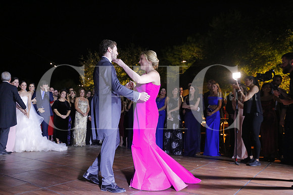 Jorge Canavati bailando con su madre (1)