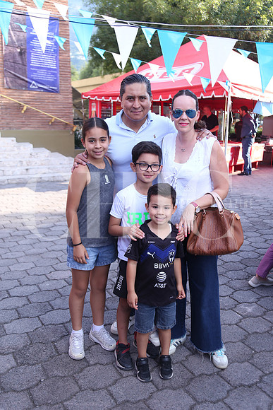 Carlos Llamas, María Teresa Junyent, Fatima Llamas, Mariano Lamas y Alvaro Llamas 0