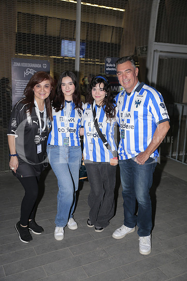 Paloma Garza Casso, Anabella Garza Casso, Sandra Casso y Hector Garza 2