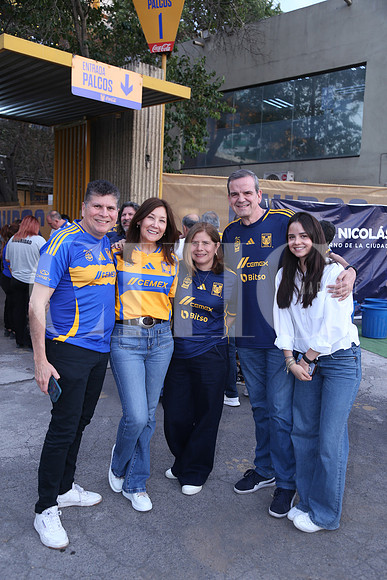 Carlos González, Ivonne Hong, Isabel González, José Luis Sánchez y Ana Karen Sánchez 1
