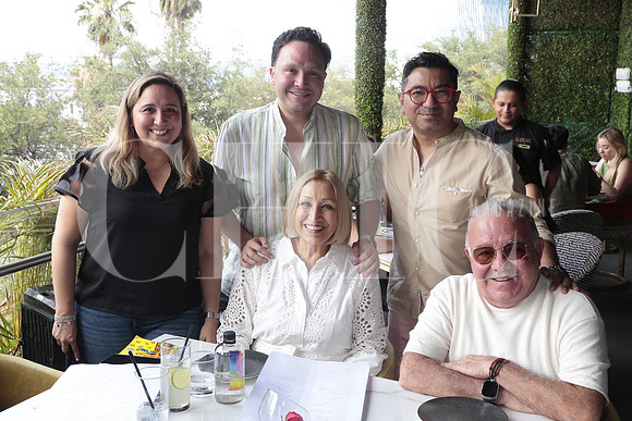 Deborah Reyes, Maria Eugenia Barba, Jose Luis Reyes, Augusto Reyes y Daniel Berino 2