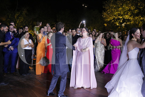Jorge Canavati bailando con la mamá de la novia (2)