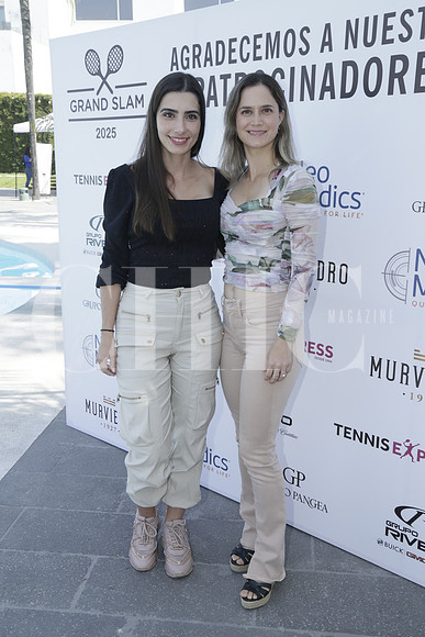 Arika González de Fernández y Myriam Vandeweerd.