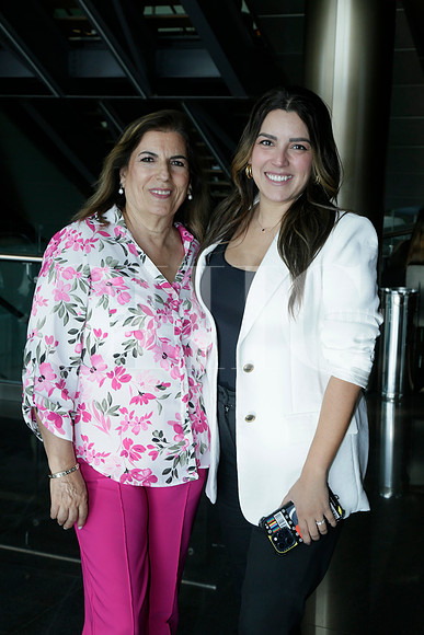 Nelly Cisneros y Gloria Vizcaya