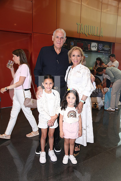 Alejandro Maiz, Gina Manautou de Maiz, Gina González y Gala González 0