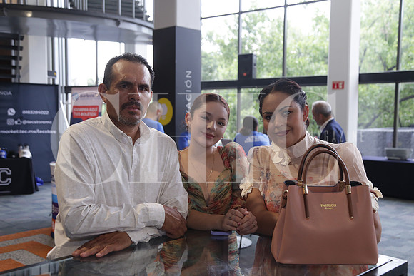 Isaac Alvarado, Hany Alvarado y Cecila Sánchez 1