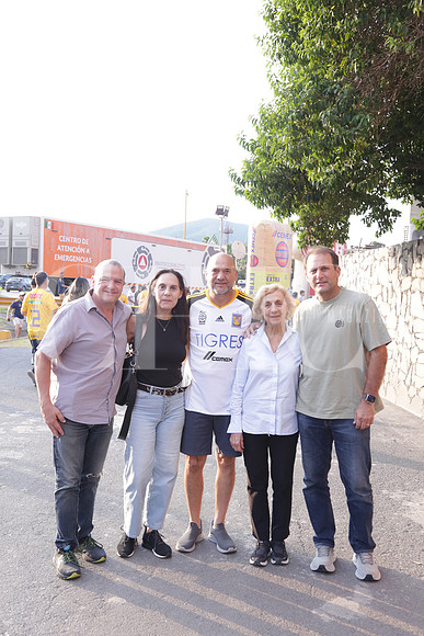Patricio Hernández, Loreto Garza, Eduardo Garza, Consuelo Zambrano de Garza y Miguel Garza 1