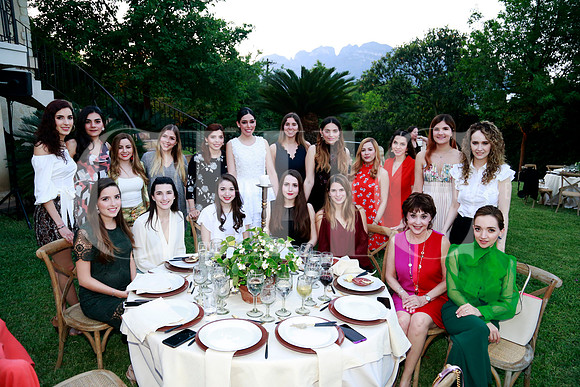 Dany con un grupo de amigas2