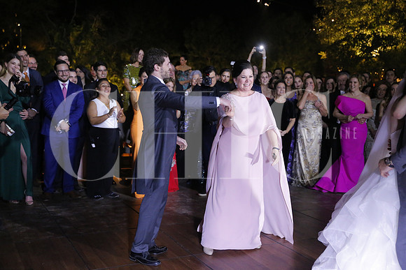 Jorge Canavati bailando con la mamá de la novia (1)