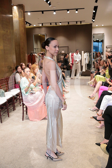 Modelos de Rafa Zuñiga vistiendo Max Mara 149