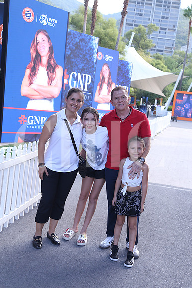 Dayana Hadid, Roberta Fraga, Ines Fraga y Hernan Fraga 0