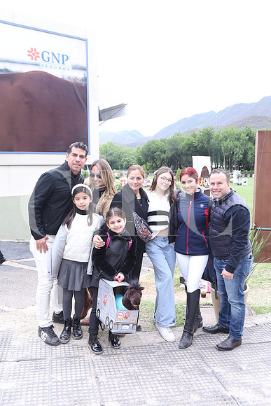 Alvaro Rojas, Mayra Zapatero, Marina Ramírez, Paulina Leal, Marina Leal, Pablo Leal, Italia Leal y Estefania Rojas 1