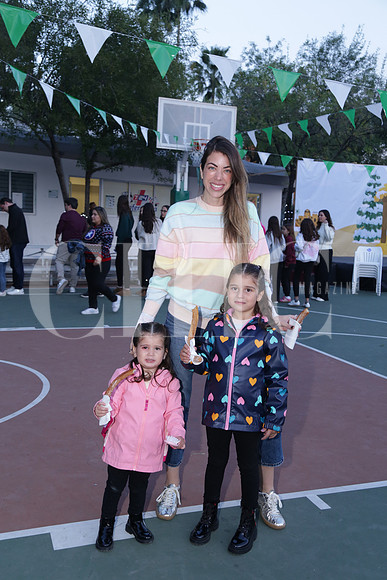 Erika Arcaute, Charlotte Berard y Anika Berard 1