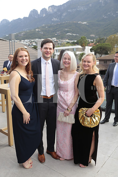 Elena Acuna, Charlie Butler, Barbara Butler y Caroline Butler 2
