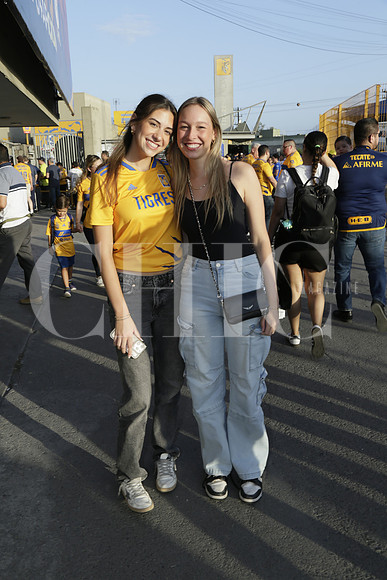 Emilia Treviño y Kristanna Zavala (4)