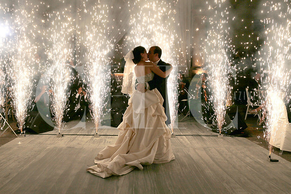 Beso bajo la lluvia de luces