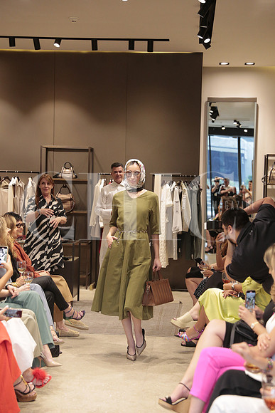 Modelos de Rafa Zuñiga vistiendo Max Mara 37