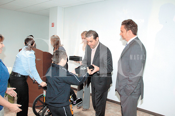 Marco López de Nuevo Amanecer entrega reconocimiento a Federico Santos