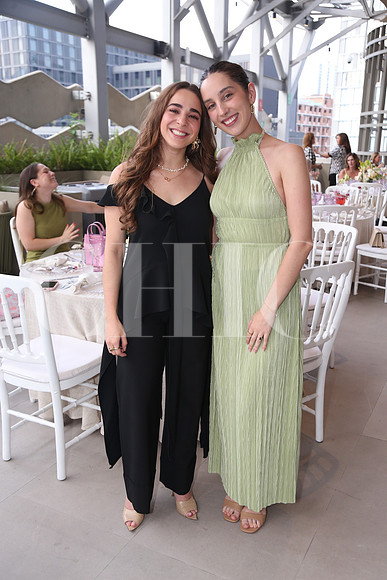 Paloma Llaguno y Zabrina Martínez 0