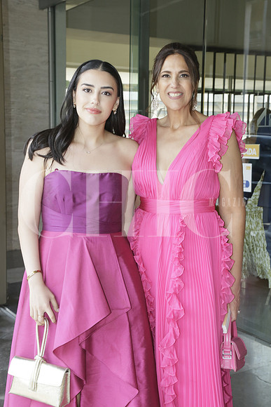 Bárbara González y Lourdes Bustos de González