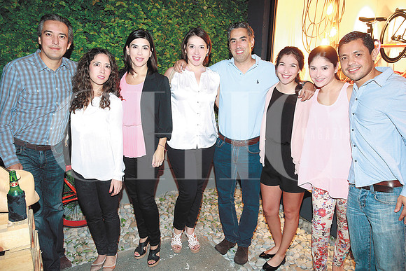 Rolando Martínez, Daniela de la Garza, Alejandra González, Annie Potes, Carlos Potes, Lucy Potes, Gaby González y Daniel Martínez